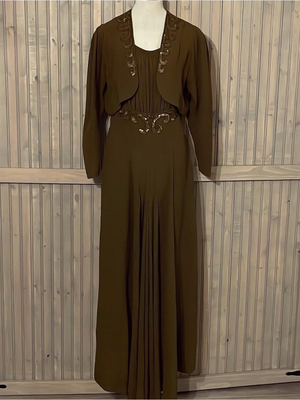 1940s Elegant Olive Long Sleeve Evening Dress with Embellished Waist